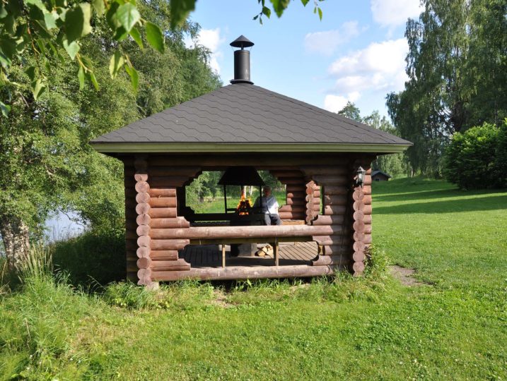 Karhunluolan grillikatos, jossa puukäyttöinen grilli.