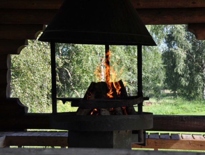 Karhunluolan edustalla sijaitseva grillikatos jossa voi nauttia tulenloimusta.