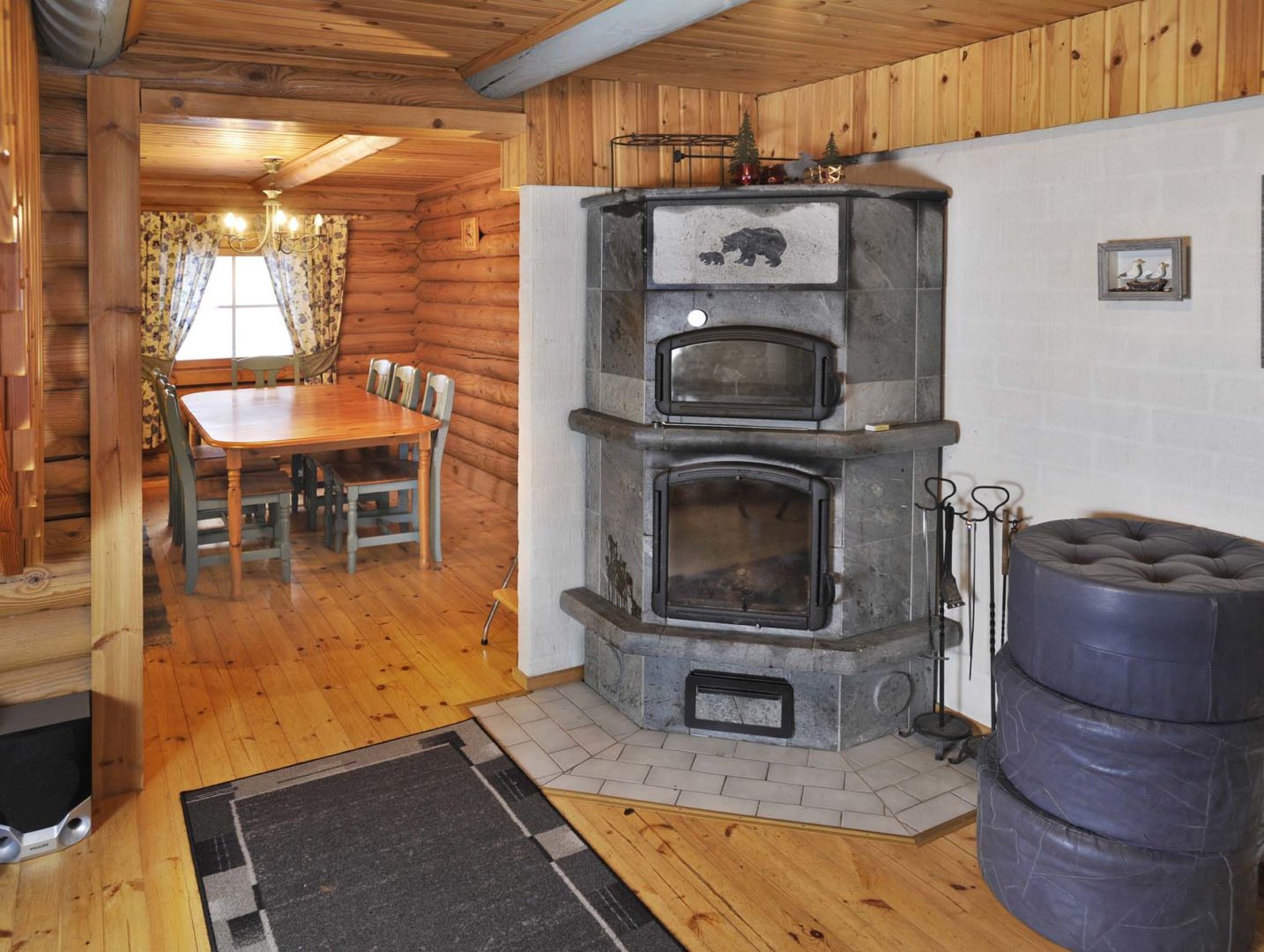 Karhunluolan varaava takka ja näkymä keittiöön