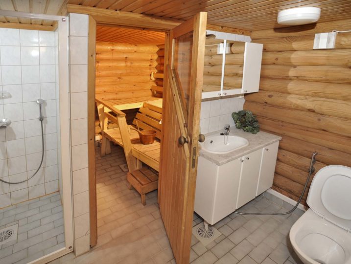 Karhunluolan wc ja pesutila sekä sauna.