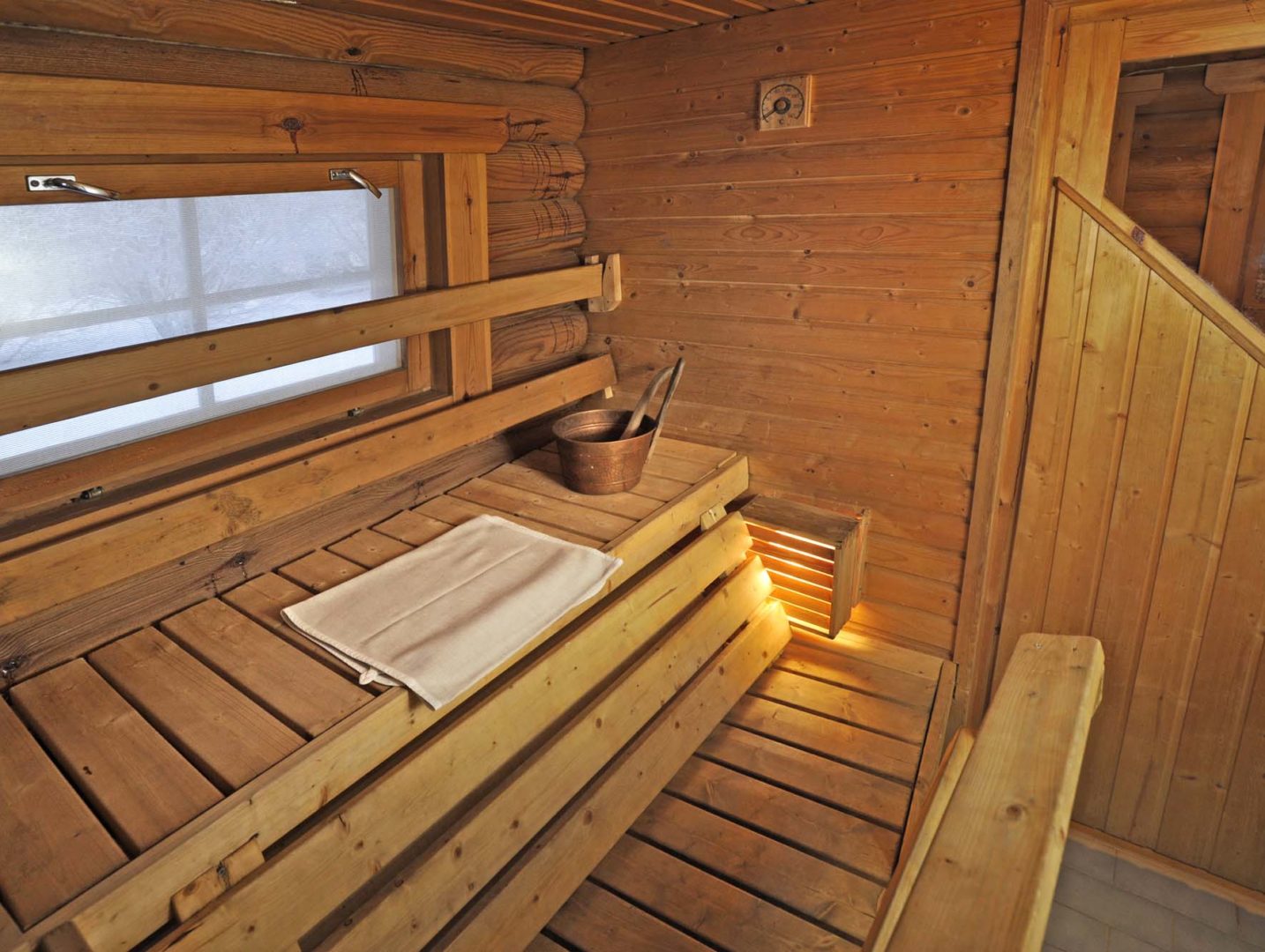 Karhunluolan sauna puukiukaalla.