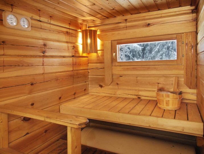 Puulämmitteinen sauna takaa hyvät löylyt.