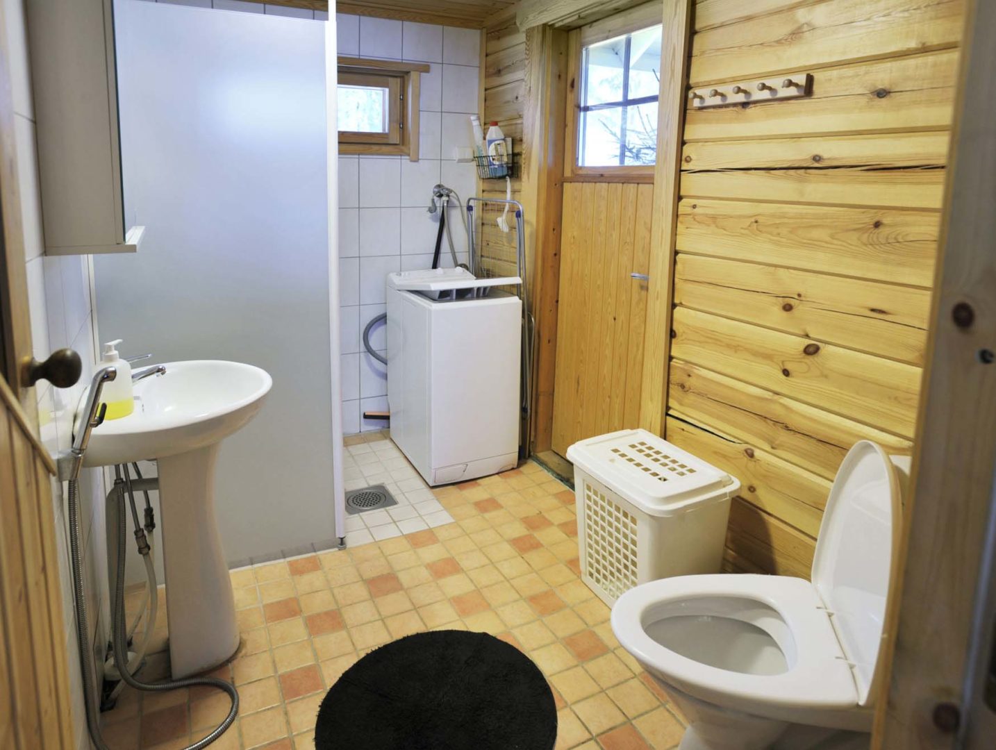 Lakka-mökin toinen wc, jossa pesutilat sekä puulämmitteinen sauna.