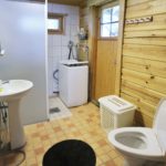 Lakka-mökin toinen wc, jossa pesutilat sekä puulämmitteinen sauna