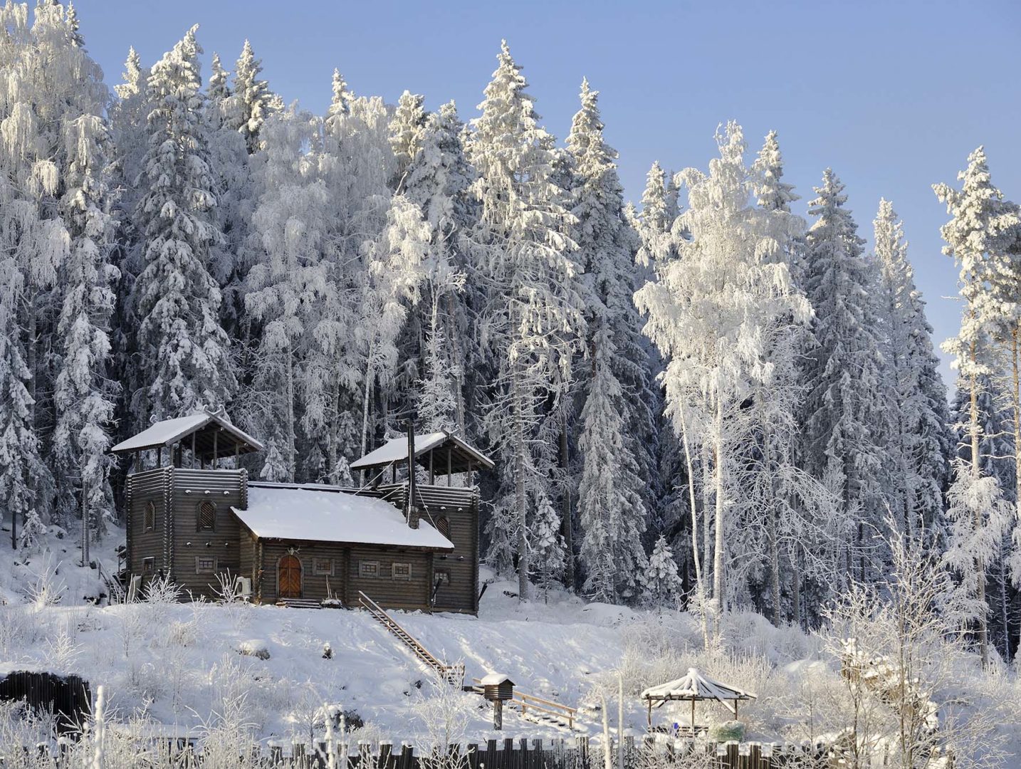 Härkälinna kohoaa Utterinvuoren rinteellä aurinkoisessa talvimaisemassa.