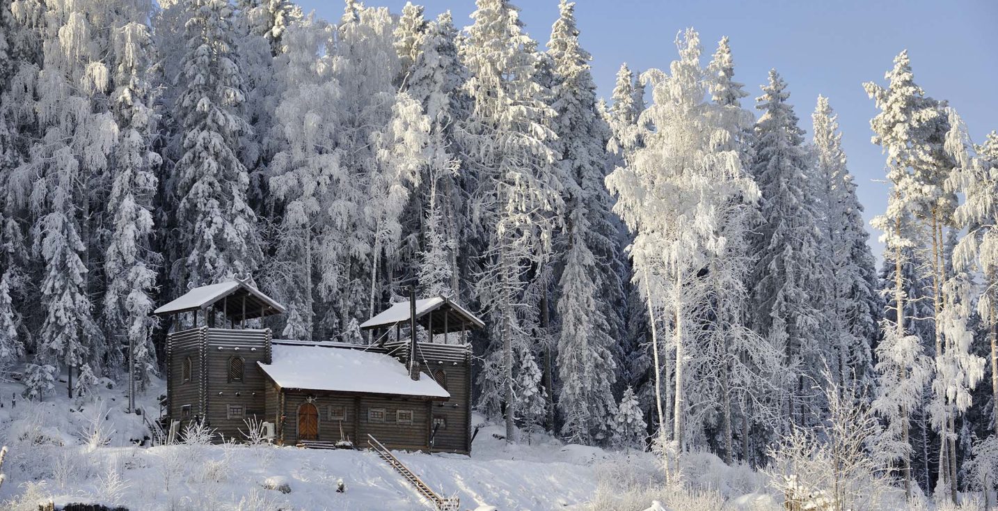 Härkälinna kohoaa Utterinvuoren rinteellä aurinkoisessa talvimaisemassa.