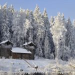 Härkälinna kohoaa Utterinvuoren rinteellä aurinkoisessa talvimaisemassa.