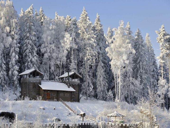 Härkälinna kohoaa Utterinvuoren rinteellä aurinkoisessa talvimaisemassa.