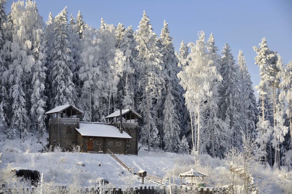 Härkälinna kohoaa Utterinvuoren rinteellä aurinkoisessa talvimaisemassa.