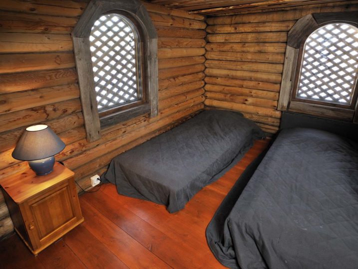 Kahden hengen makuuhuone Härkälinnan yläkerrassa.