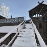 Kulku Härkälinnan yläterasille.