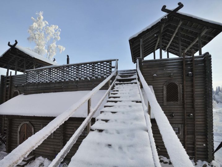 Kulku Härkälinnan yläterasille.