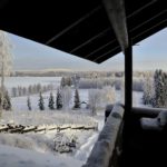 Näkymää kisakentälle ja Iso-Roineelle Härkälinnan yläterassilta.