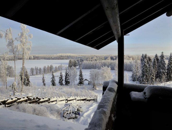 Näkymää kisakentälle ja Iso-Roineelle Härkälinnan yläterassilta.