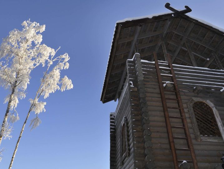 Sinivalkoinen maisema Härkälinnalla talviaikaan.