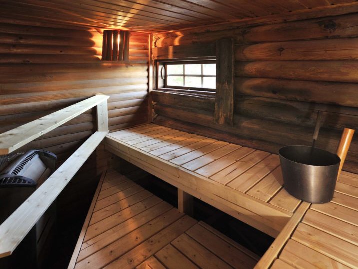 Härkälinnan sauna sähkökiukaalla.
