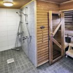Härkälinnan suihku- ja saunatila.