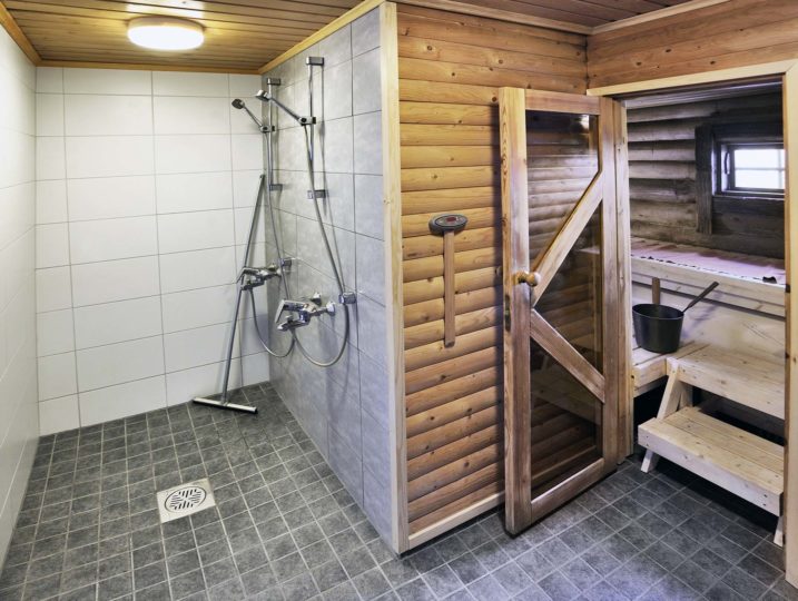 Härkälinnan suihku- ja saunatila.
