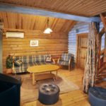 Karhunluolan oleskelutila (huom. mökin tekstiilit ja huonekalut saattavat poiketa kuvissa näkyvistä, sillä vaihdamme/päivitämme niitä tarpeen mukaan)