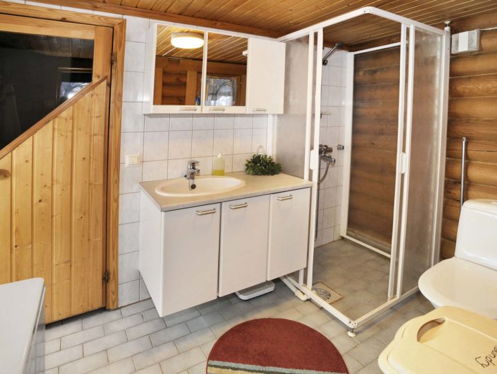 Oravanpesän wc ja pesutila sekä sauna.