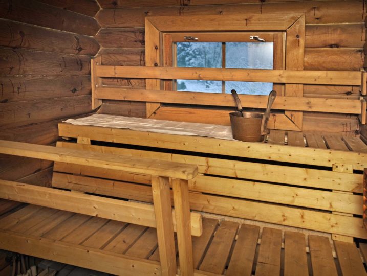 Oravanpesän sauna puukiukaalla.