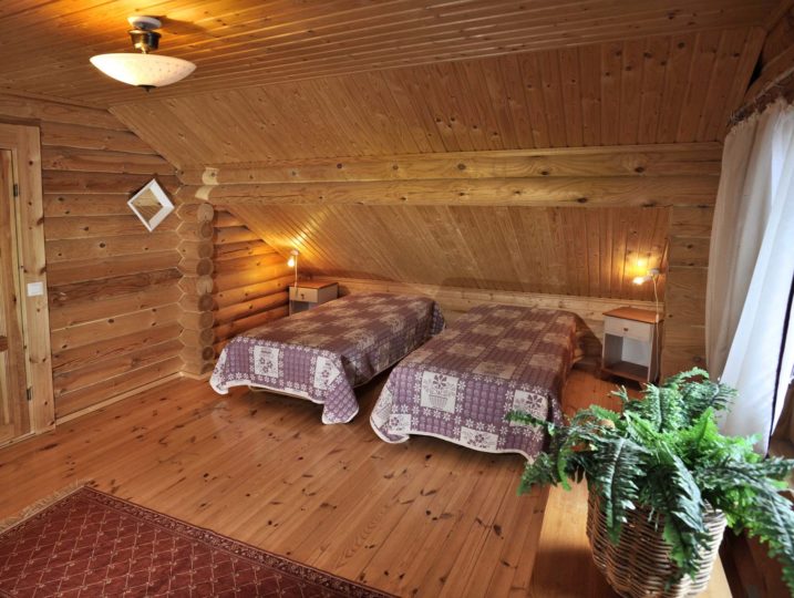 Oravanpesän yläkerran makuuhuone, neljä sänkyä.