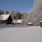 Karhunluolan ja Oravanpesän talvinen piha-alue