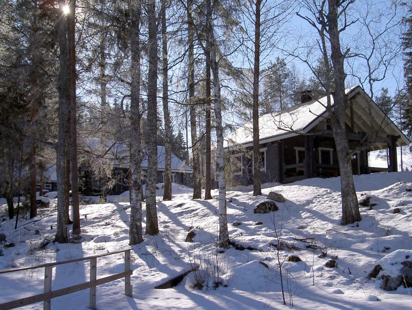 Varpu-mökki Iso-Roineelta päin