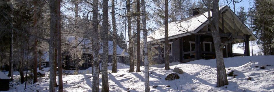 Varpu-mökki Iso-Roineelta päin aurinkoisessa talvisessa säässä.