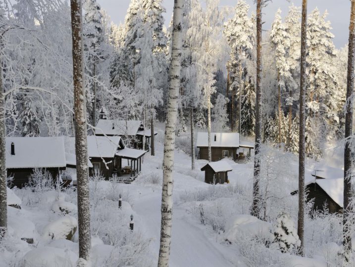 Torppia Härkälinnan terassilta katsottuna lumisessa maisemassa.