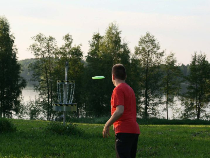 Frisbeegolfia kesäillassa Kanta-Hämeessä