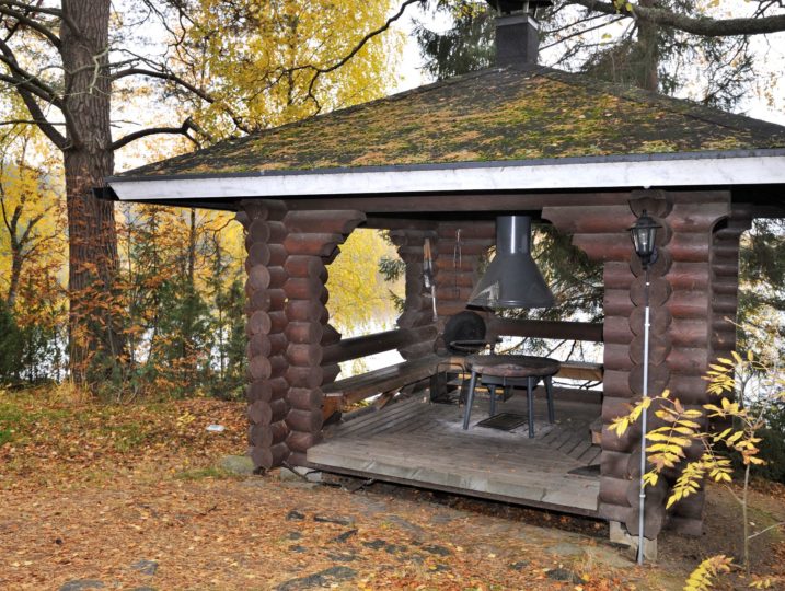 Kärkimökin edustalla rannan välittömässä läheisyydessä sijaitseva grillikatos