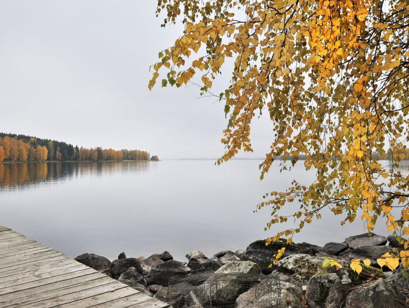 Maisemaa järvelle Kärkimökin laiturilta