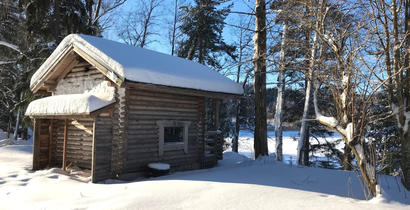 Kärkimökin pihassa sijaitseva savusauna lumiseen aikaan, joka on vuokrattavissa erikseen. Savusaunan lämmitys on mukava päiväakttiviteetti