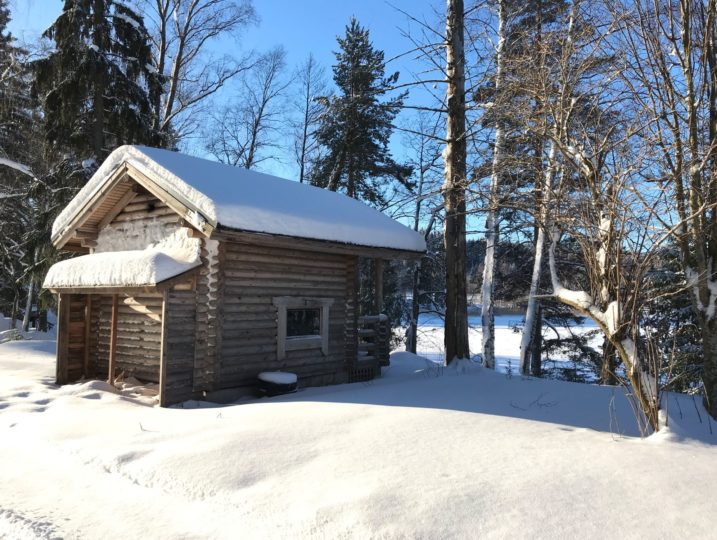 Kärkimökin pihassa sijaitseva savusauna lumiseen aikaan, joka on vuokrattavissa erikseen.