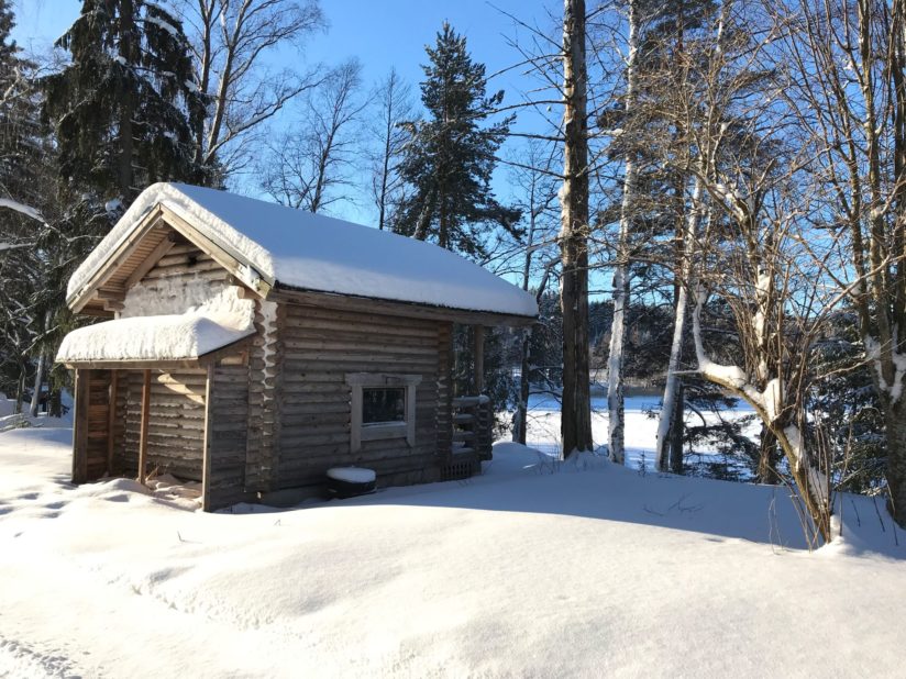 Kärkimökin pihassa sijaitseva savusauna lumiseen aikaan, joka on vuokrattavissa erikseen.