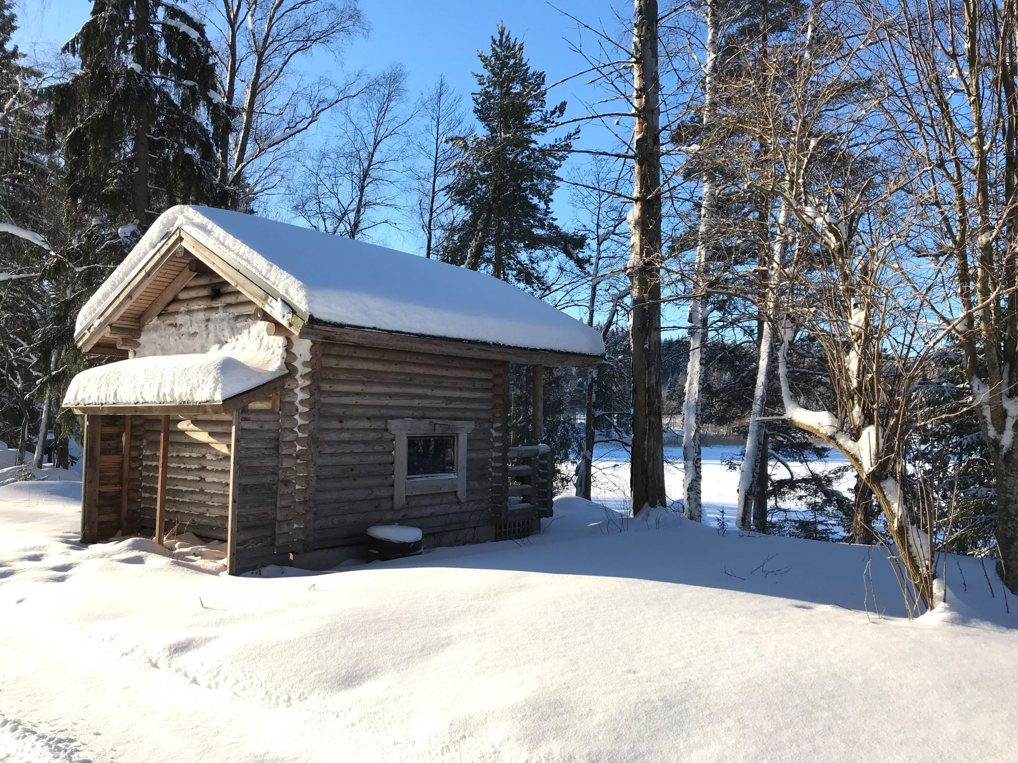 Kärkimökin pihassa sijaitseva savusauna lumiseen aikaan, joka on vuokrattavissa erikseen. Savusaunan lämmitys on mukava päiväakttiviteetti
