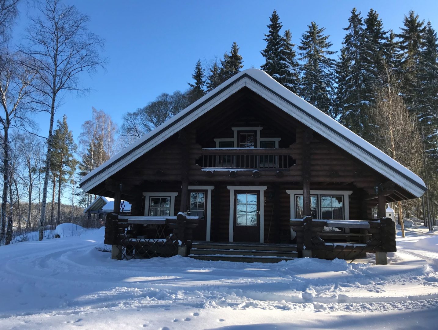Kärkimökin kuisti talvella