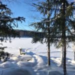 Kärkimökin laituri paistattelee talvisäässä