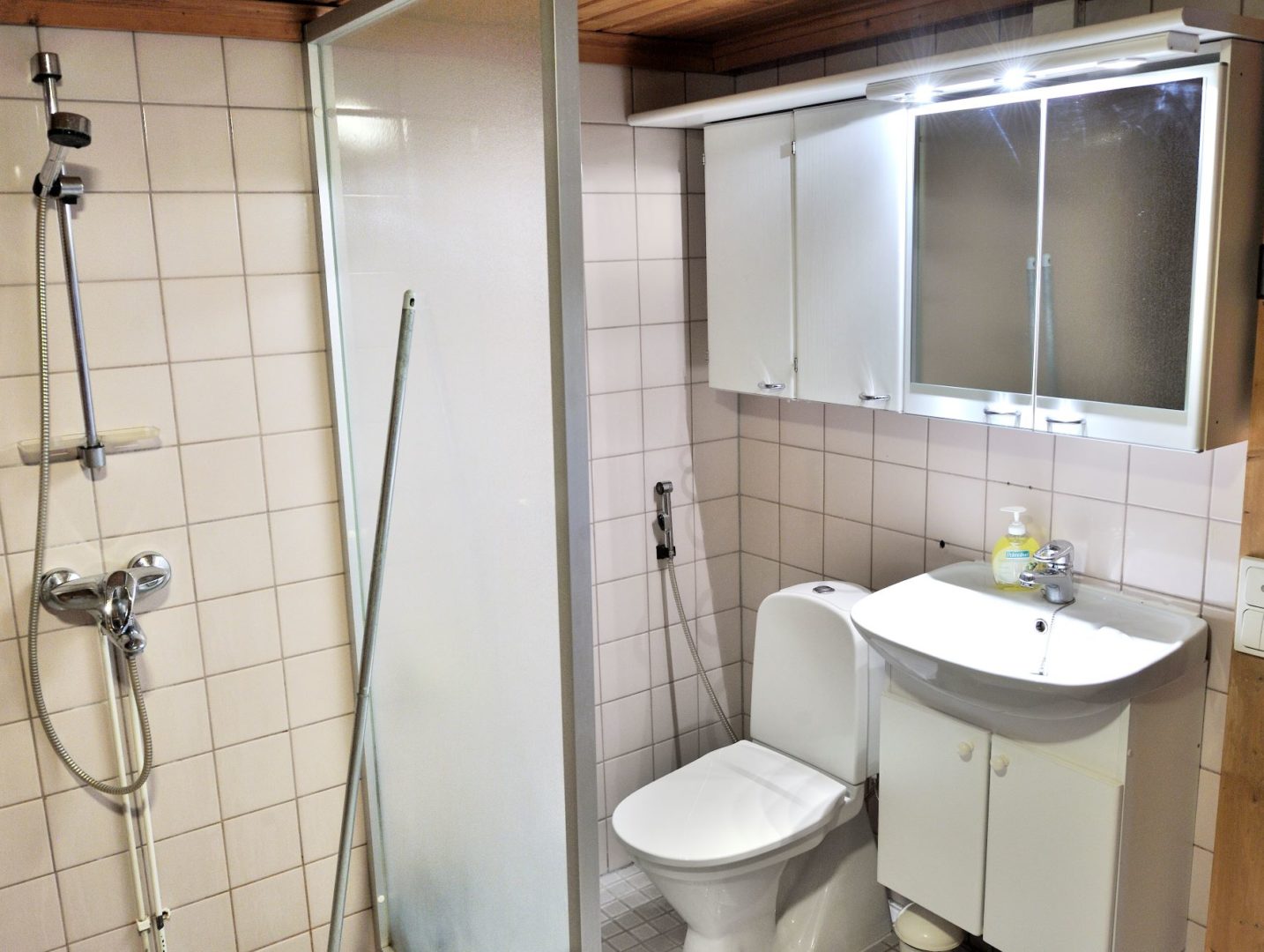 Kärkimökin wc, jossa sijaitsee myös sauna ja pesutilat