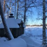 Lakka-mökin grillikota välittömässä rannan läheisyydessä