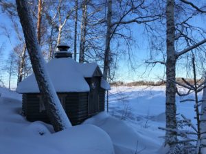 Lakka-mökin grillikota lumiseen aikaan, välittömässä rannan läheisyydessä.