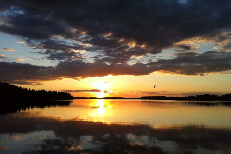 Auringonlasku Iso-Roineelle.