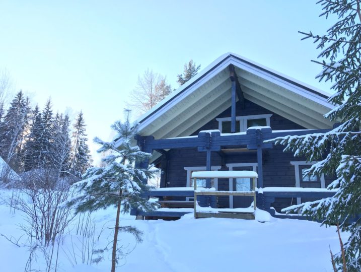 Puolukka-mökin talvinen kuisti näkymä.