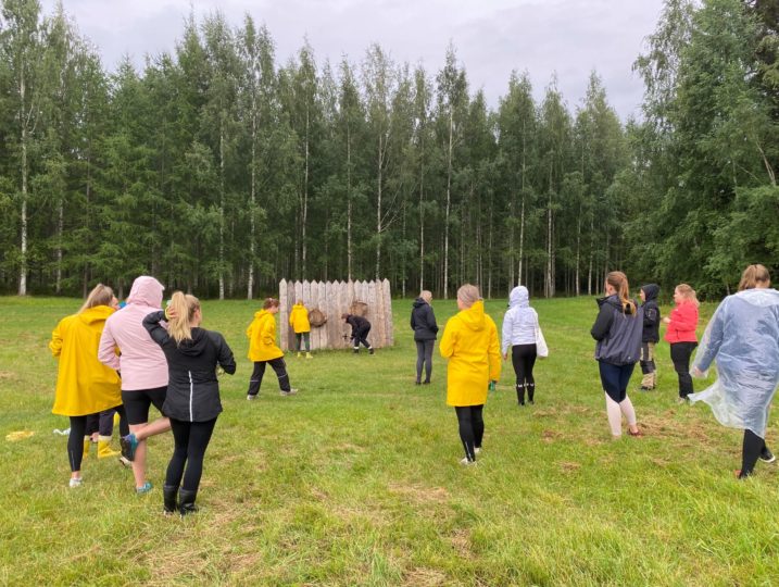 Heittoveitsien ja -kirveiden heittoa opastettuna kisakentällä.