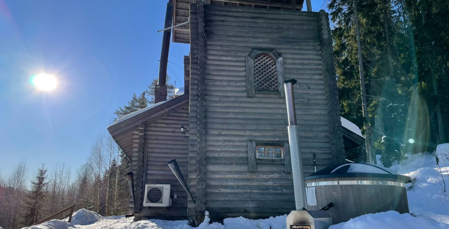 Härkälinnan päädyssä sijaitseva palju (vuokrattavissa erikseen).