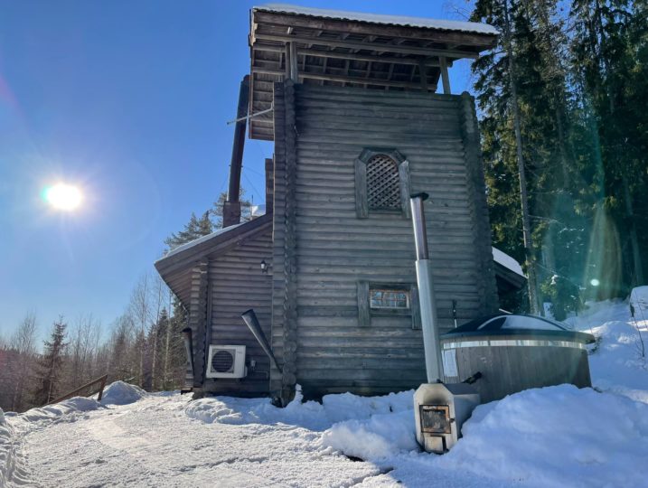 Härkälinnan päädyssä sijaitseva palju (vuokrattavissa erikseen).