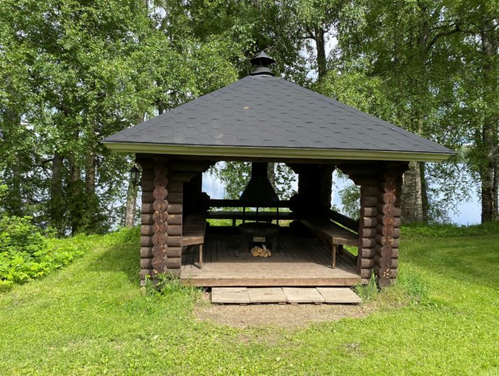 Oravanpesän edessä sijaitseva grillikatos (puukäyttöinen).