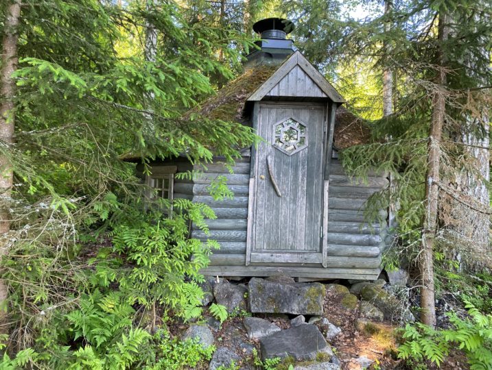 Mustikan grillikota, jonne johtaa luonnonkiviportaat.