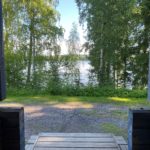 Näkymä Mustikka-mökin kuistilta järvelle.